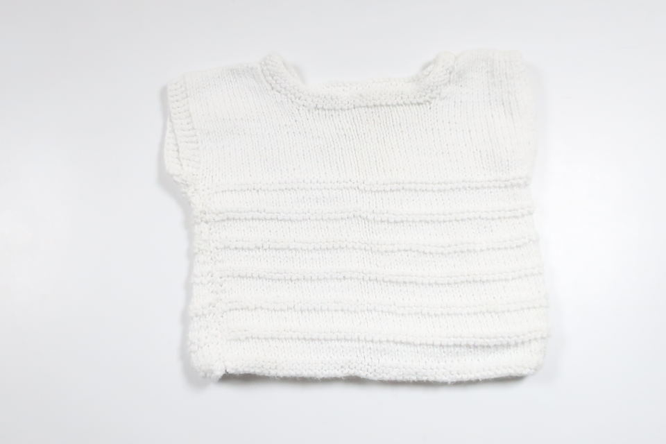 Håndstrikket vest fra Hemstickat - Størrelse 56/62 - Hvid