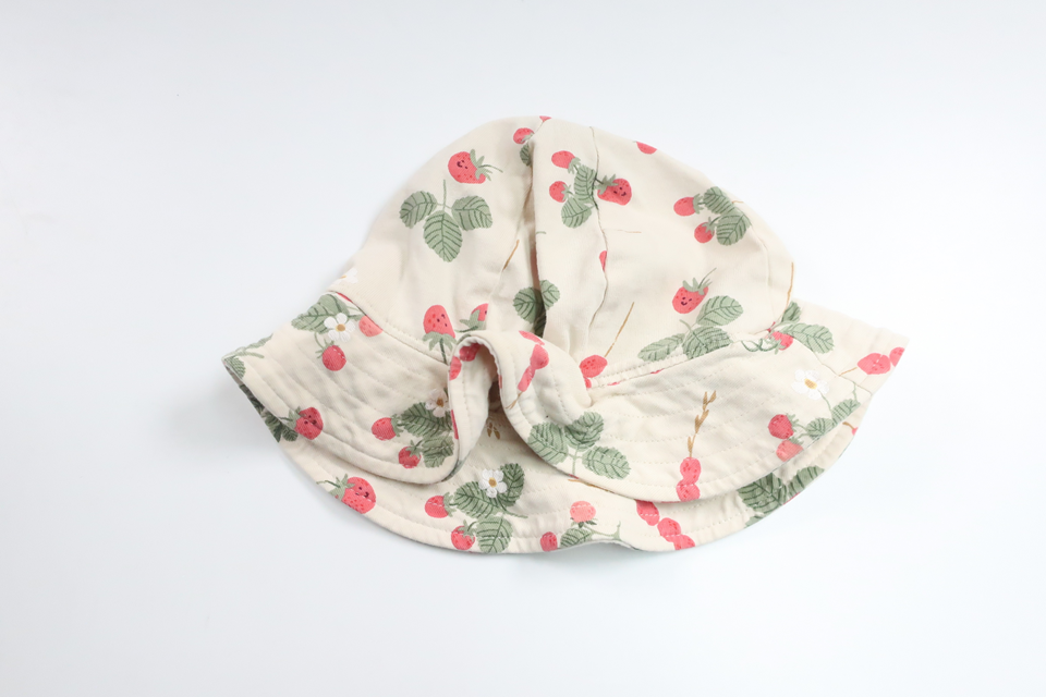 Solhat med jordbær fra Lindex - Størrelse 40/46 - Off-white