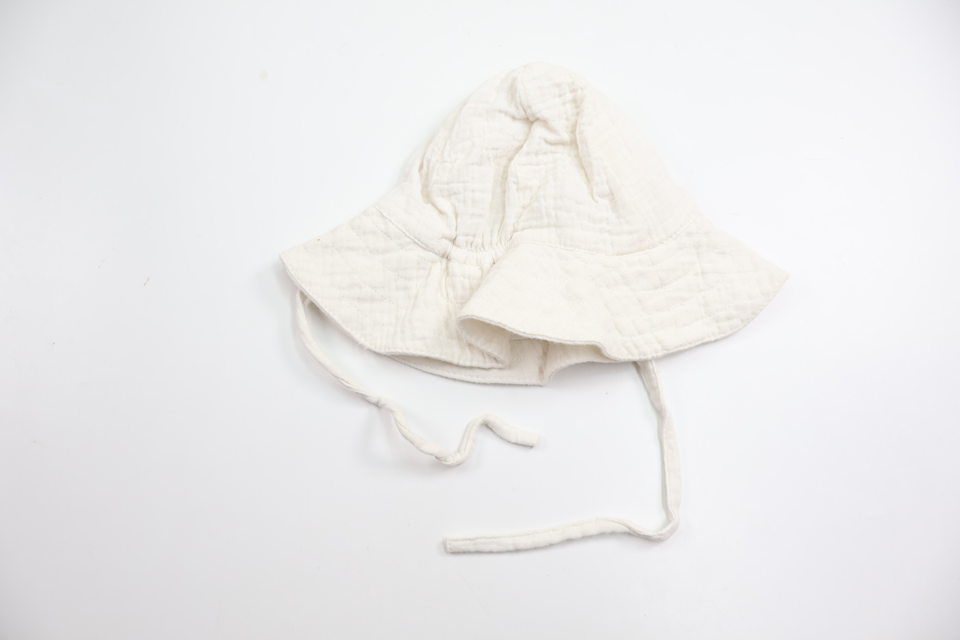 Mjuk solhatt från Lindex - Storlek 44/46 - Vit