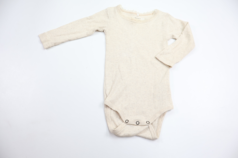 Ribbad body från Name It - Storlek 74 - Beige