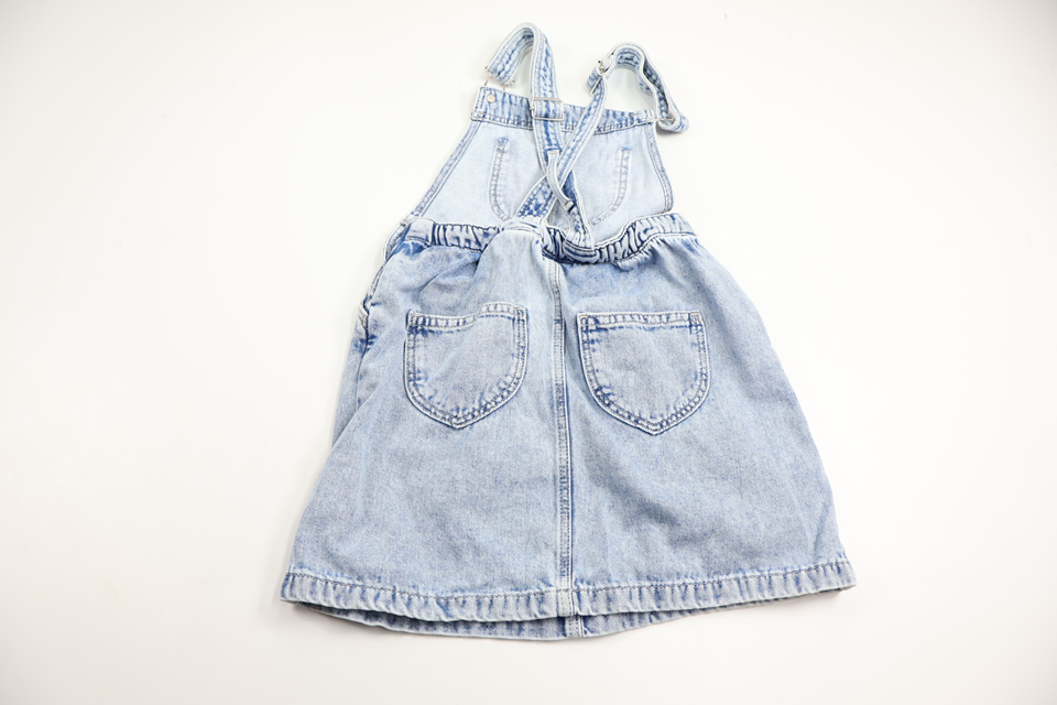 Hängselklänning i jeans från H&M - Storlek 128 - Denim