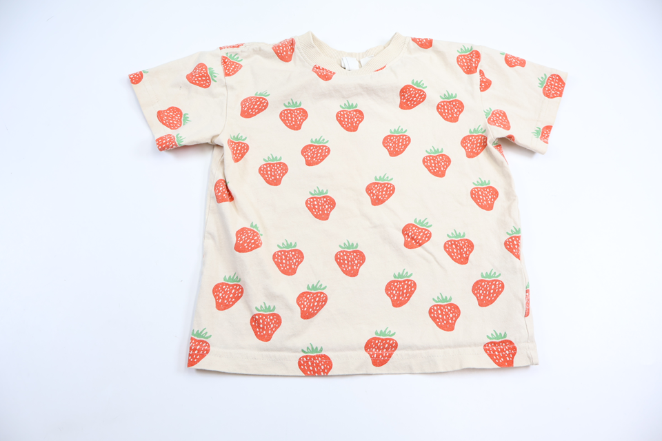T-shirt med jordgubbar från Rikiki - Storlek 86/92 - Benvit
