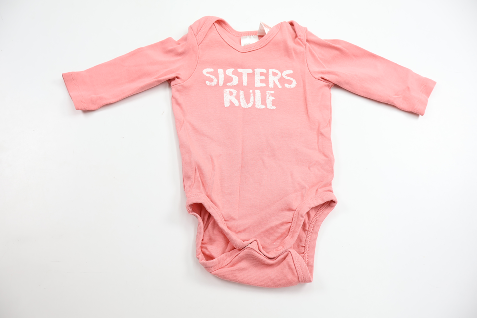 Body "Sisters Rule" fra H&M - Størrelse 56 - Rosa