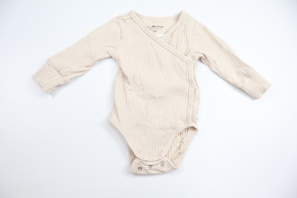 Ribbet slå-om-body fra Tiny One - Størrelse 56 - Beige