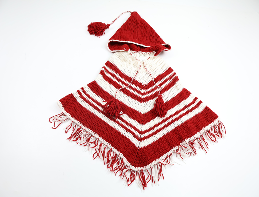 Strikket poncho fra Handstickat - Størrelse 98/104 - Rød