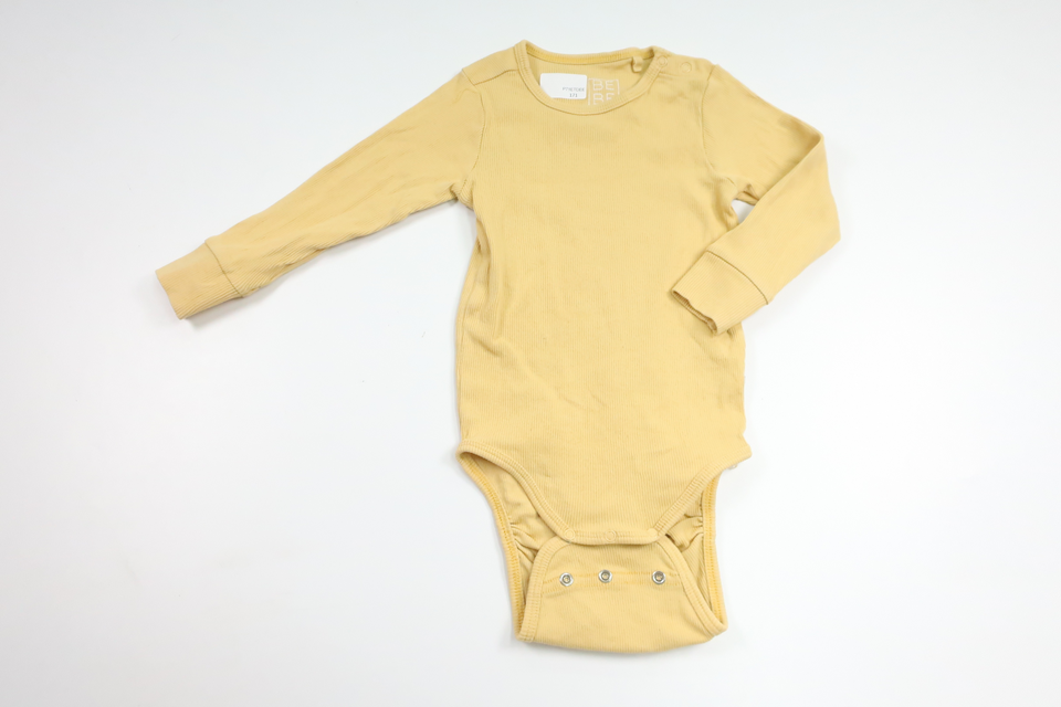 Ribbet bodysuit fra BEBE - Størrelse 80 - Gul