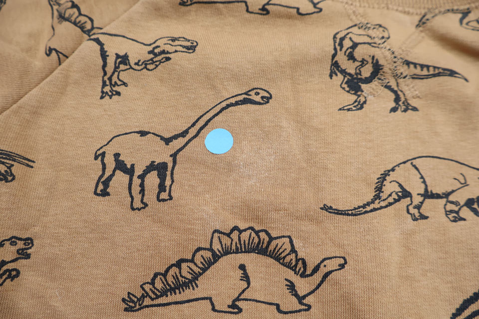 Sweatshirt med dinosaurier från Åhléns - Storlek 116 - Brun