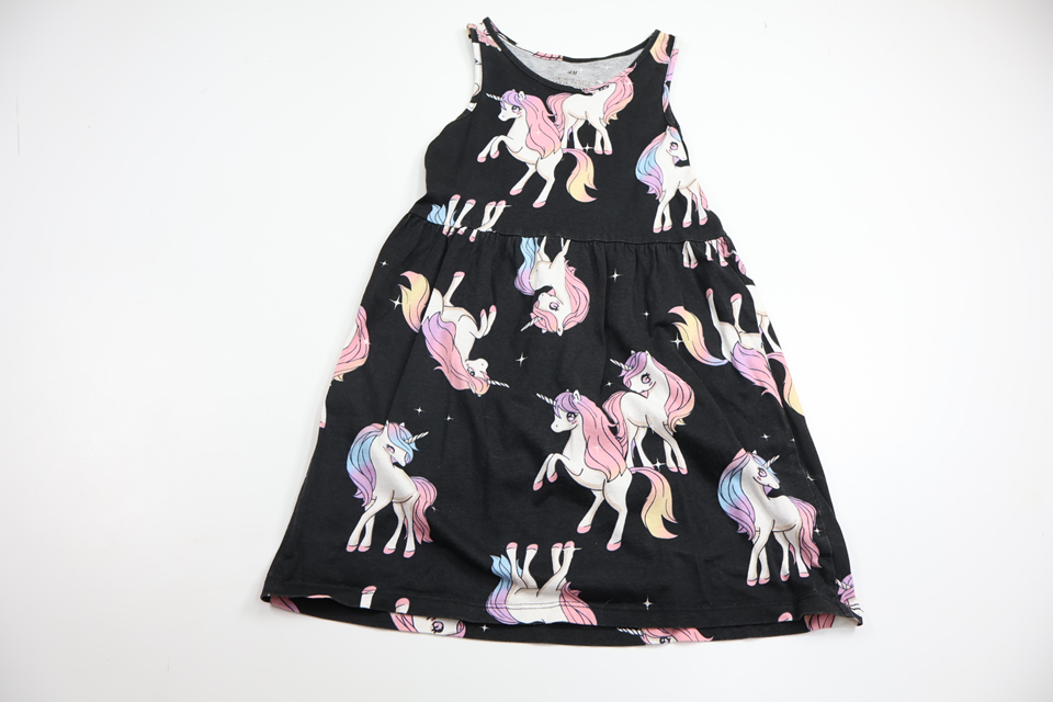 Klänning med enhörningar från H&M - Storlek 110/116 - Svart