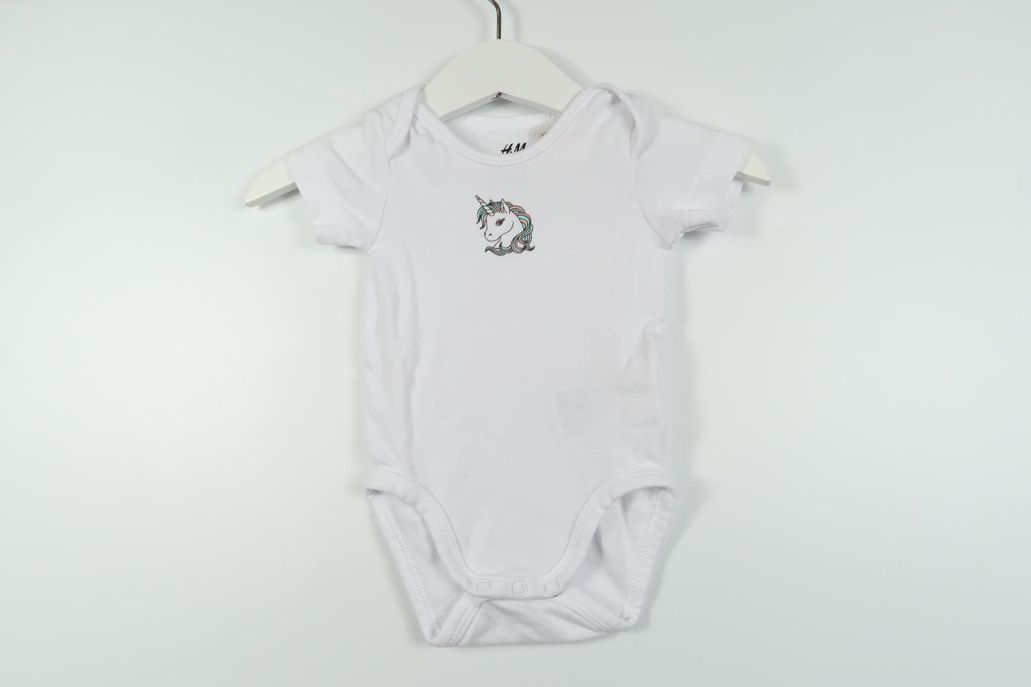 KORTÆRMET ENHJØRNINGSBODYSUIT FRA H&M - STØRRELSE 56