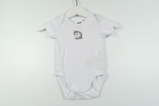 KORTÆRMET ENHJØRNINGSBODYSUIT FRA H&M - STØRRELSE 56