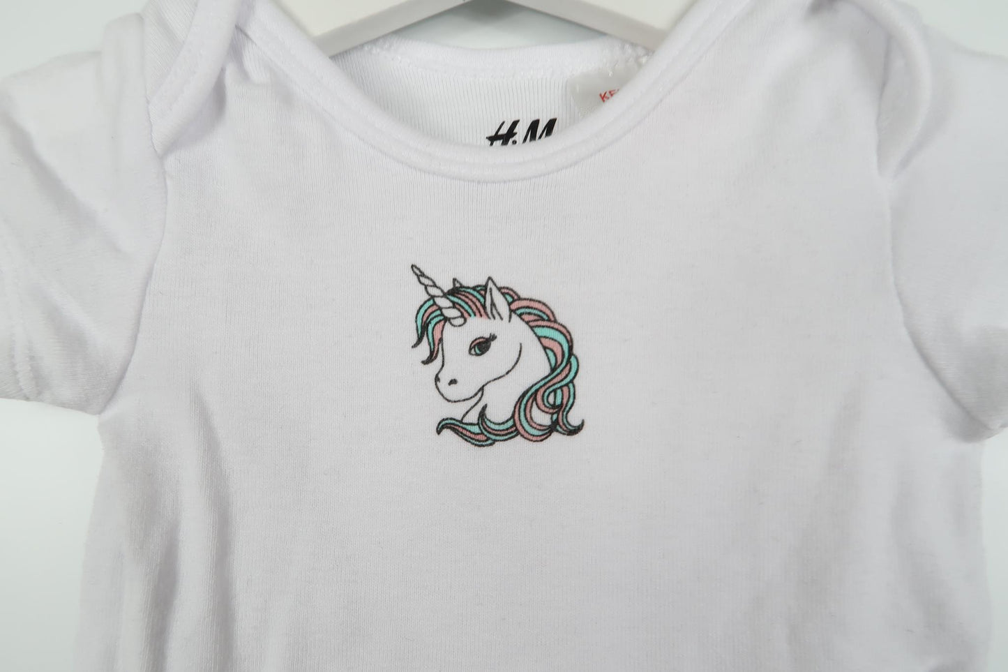 KORTÆRMET ENHJØRNINGSBODYSUIT FRA H&M - STØRRELSE 56