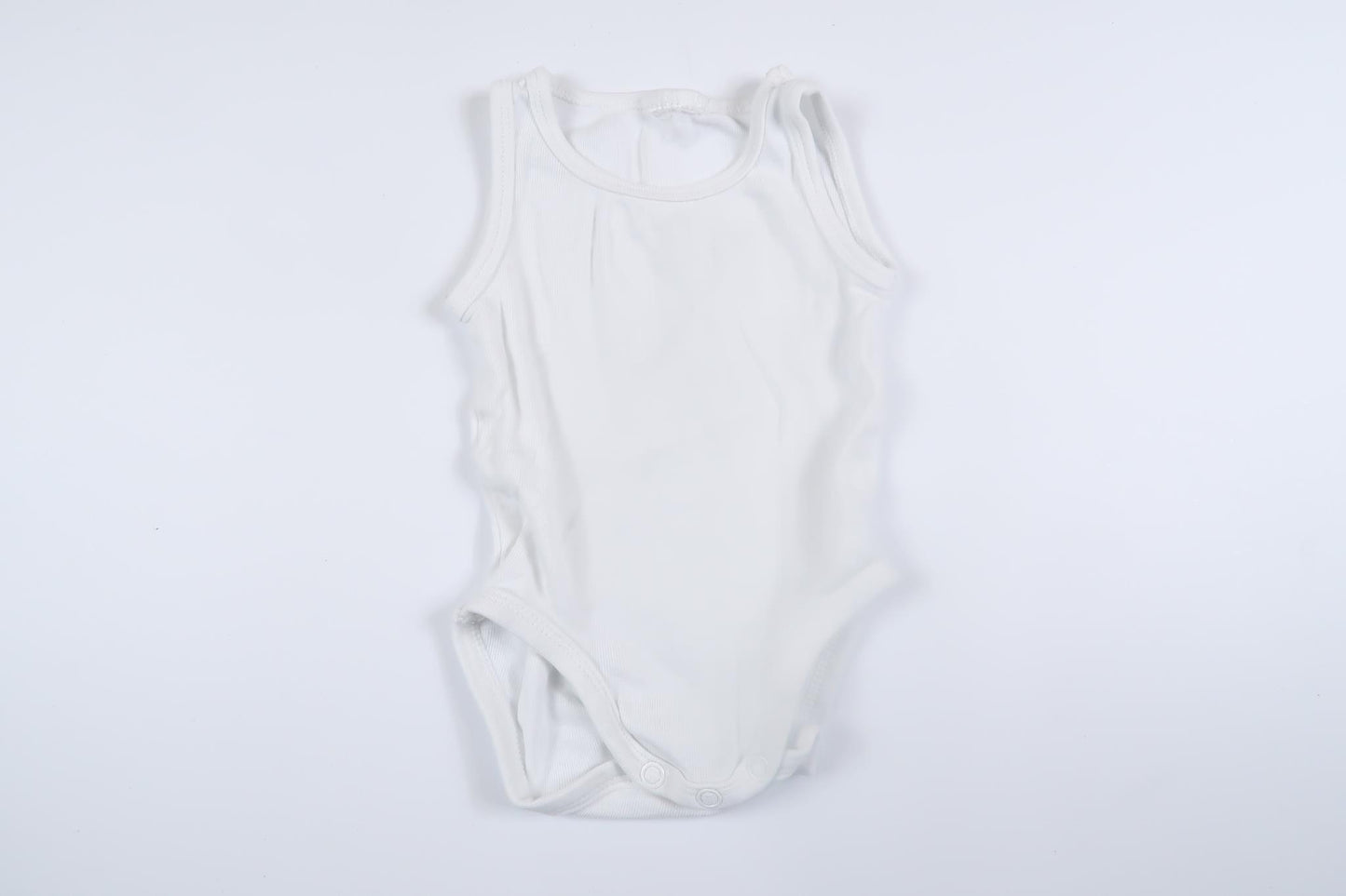 Hvid hørbody i størrelse 50/56