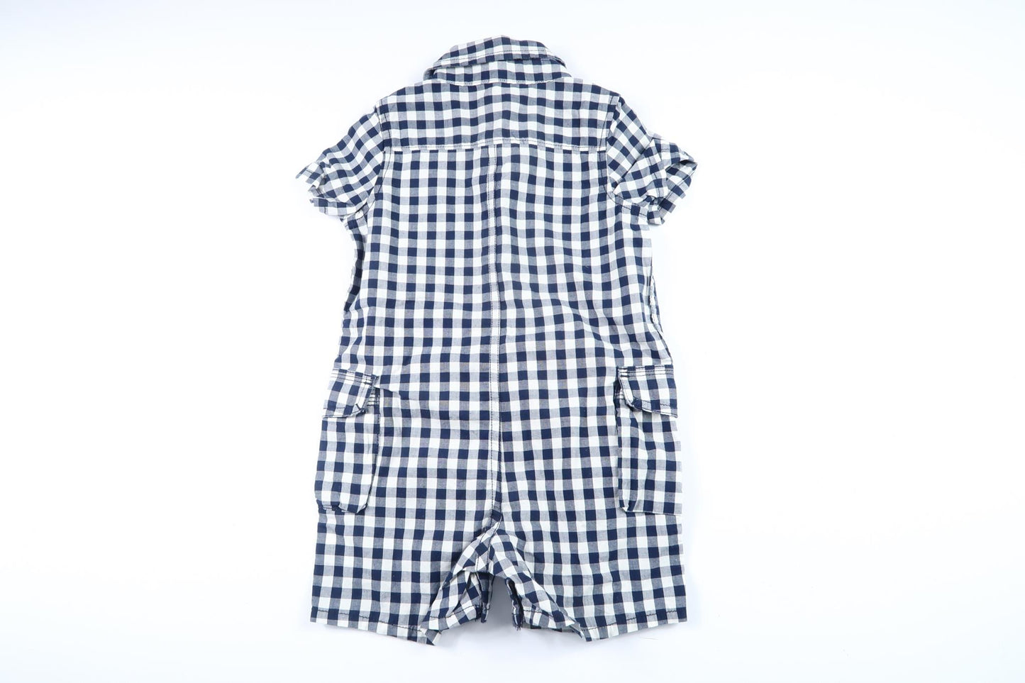 Ternet jumpsuit med korte ærmer fra Baby GAP i størrelse 80 (12-18M)