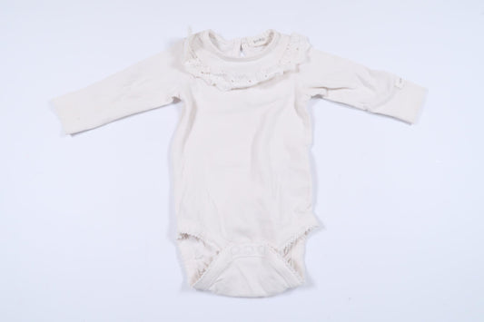 Hvid langærmet bodysuit med blondedetaljer fra Newbie i størrelse 56