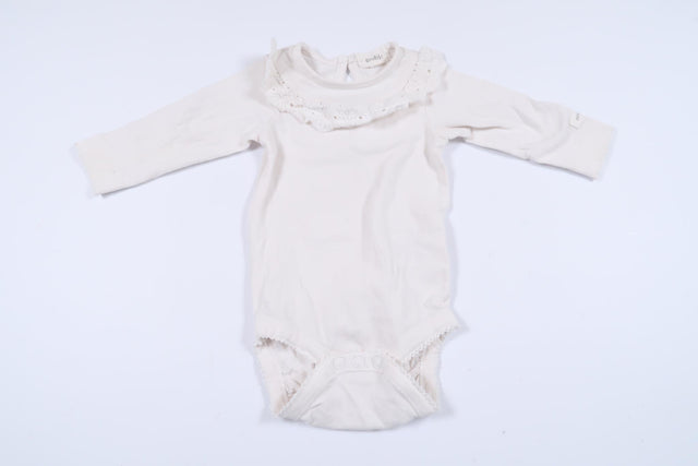 Hvid langærmet bodysuit med blondedetaljer fra Newbie i størrelse 56