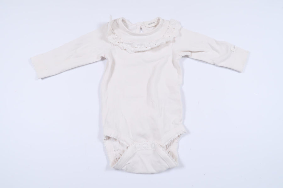 Hvid langærmet bodysuit med blondedetaljer fra Newbie i størrelse 56