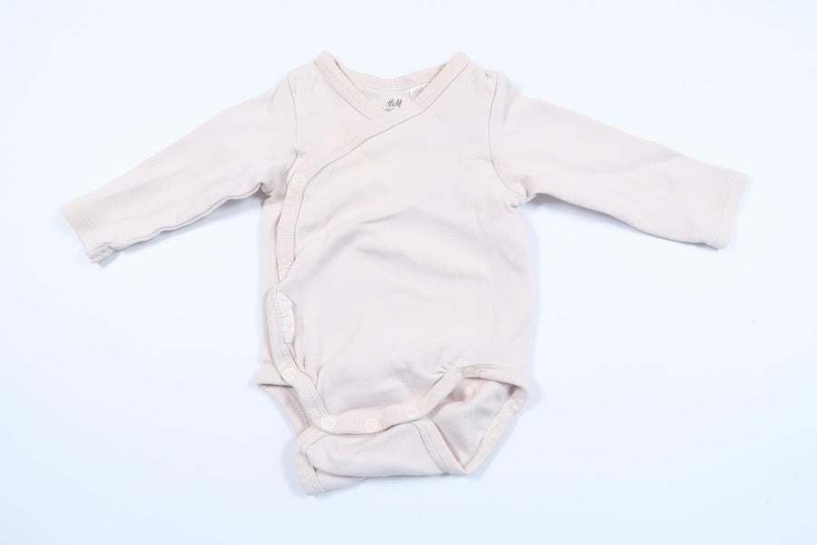 Lyserød bodysuit fra H&M i størrelse 56