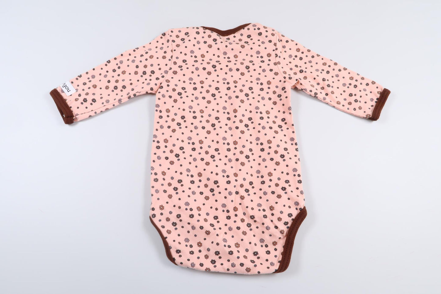 Helt ny! Lyserød, blomstret langærmet bodysuit fra Just4You i størrelse 50/56