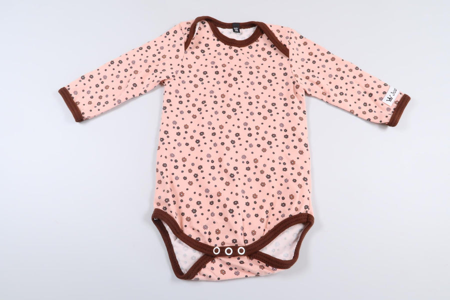 Helt ny! Lyserød, blomstret langærmet bodysuit fra Just4You i størrelse 50/56