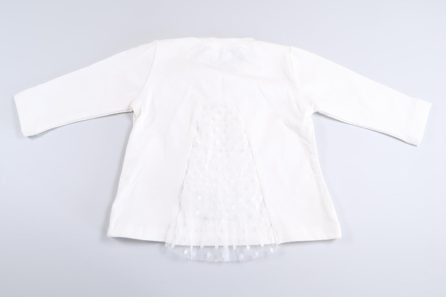 Hvid langærmet sweater med perler og blondedetaljer fra Ebito i størrelse 68