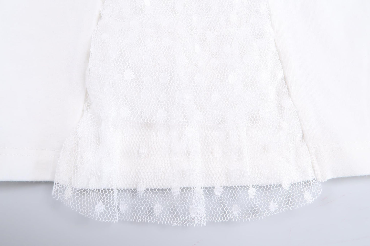 Hvid langærmet sweater med perler og blondedetaljer fra Ebito i størrelse 68