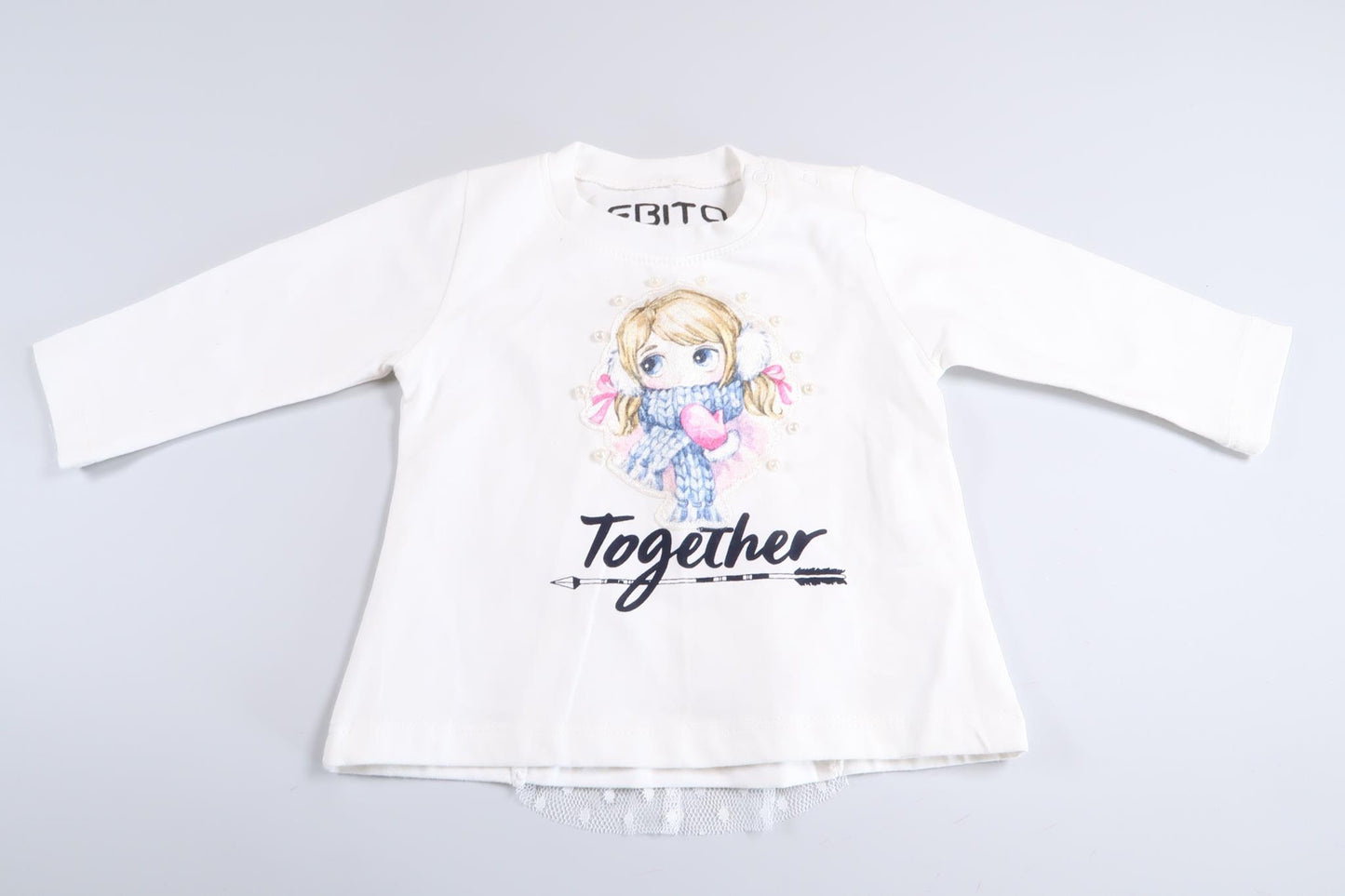 Hvid langærmet sweater med perler og blondedetaljer fra Ebito i størrelse 68