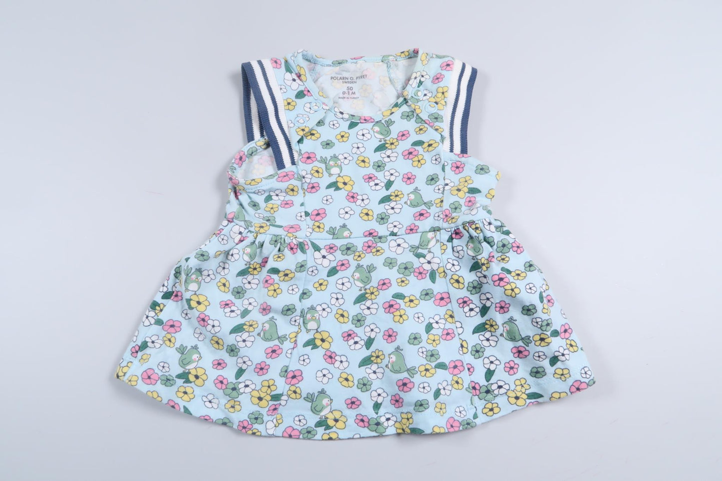 Blå kjole med blomster fra Polarn o. Pyret i størrelse 50