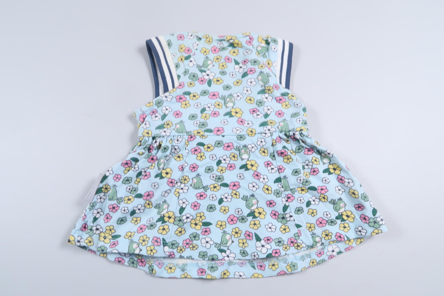 Blå kjole med blomster fra Polarn o. Pyret i størrelse 50