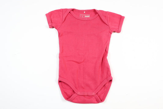 Lyserød kortærmet bodysuit fra Name It i størrelse 62