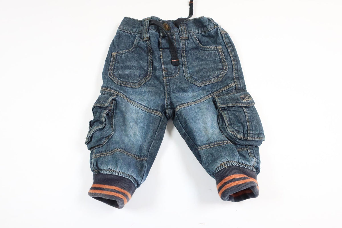 Tag letforede jeans fra Early Days på i størrelse 3-6 M.