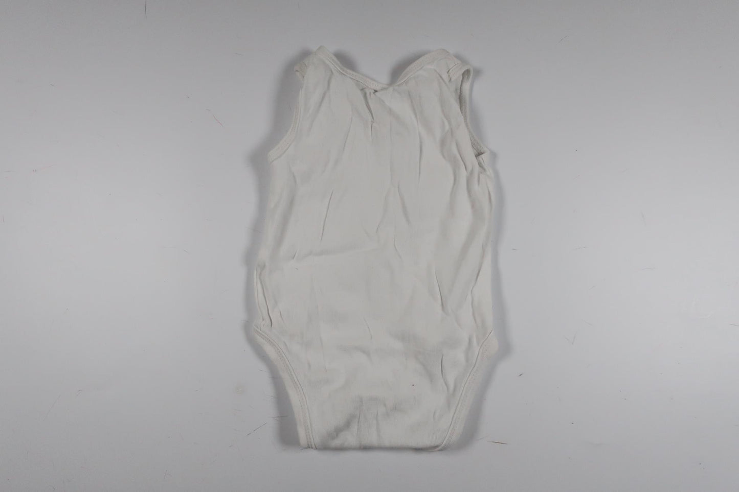 Hvid hørbody i størrelse 50/56