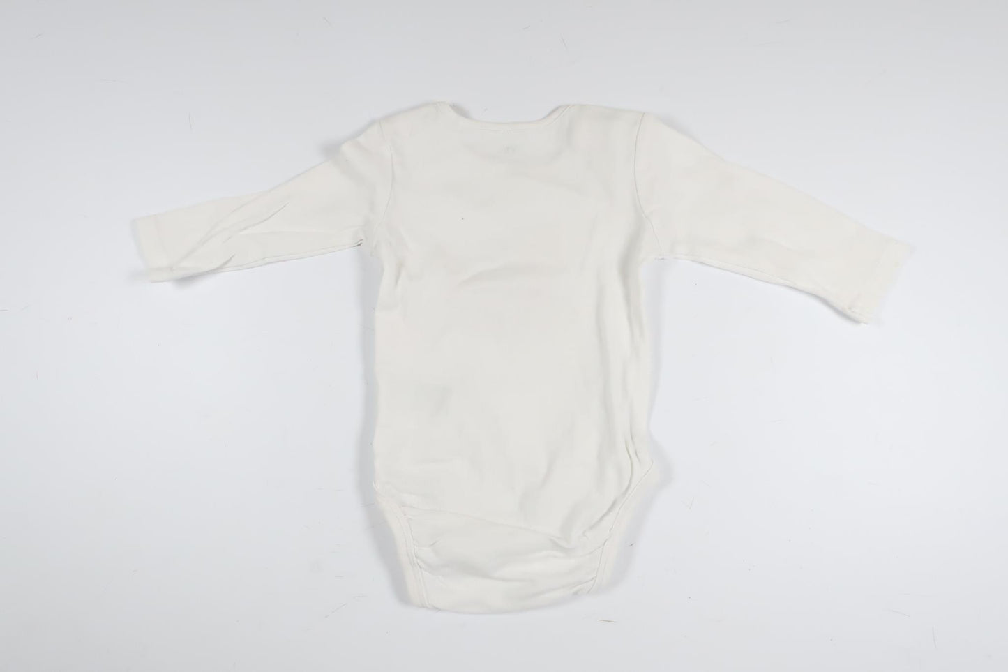 Hvid langærmet bodysuit med svaner fra H&M i størrelse 62