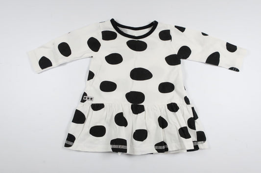 Hvid langærmet kjole med polkaprikker fra Cool Kids i størrelse 62