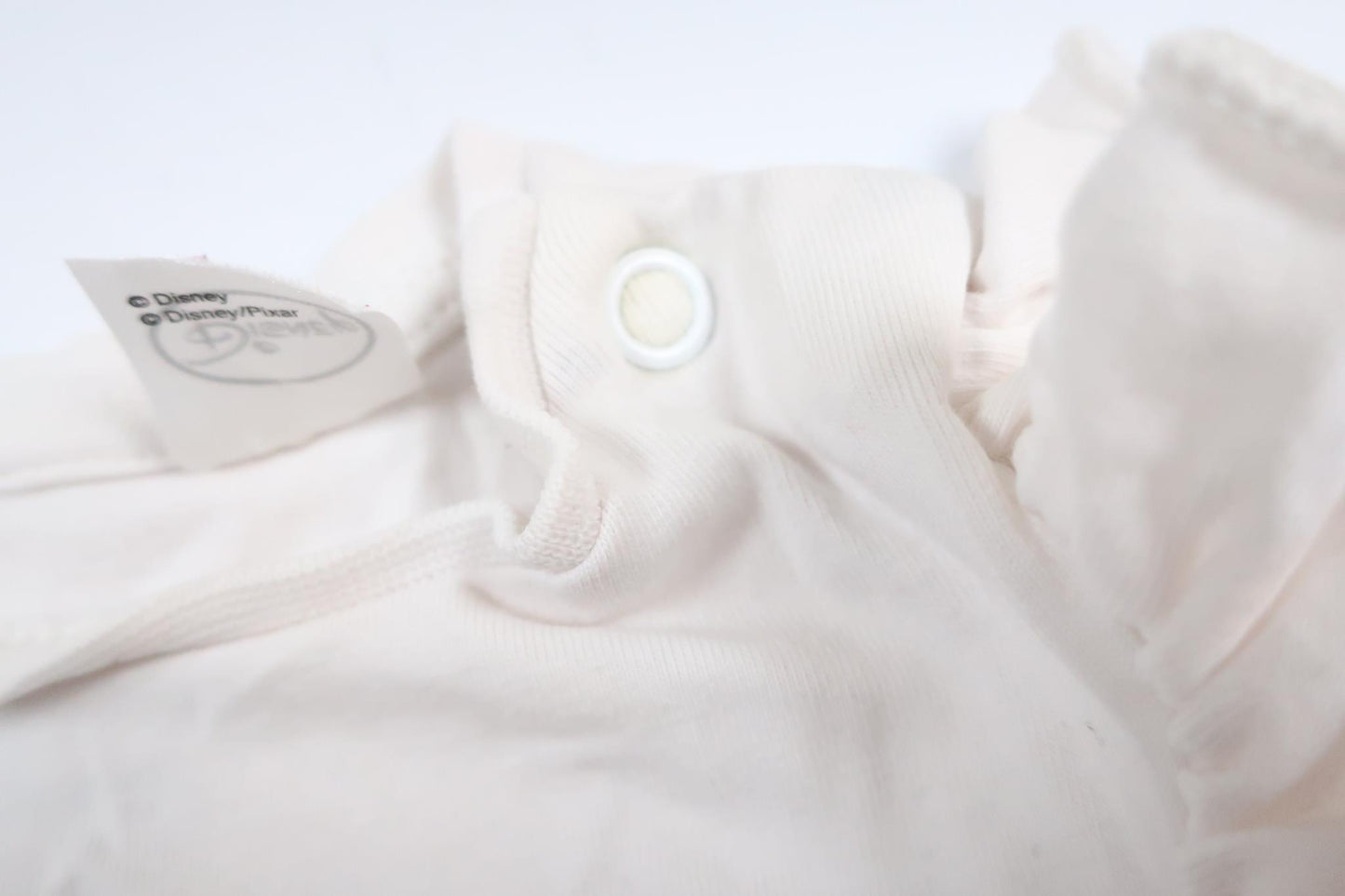 Hvid kortærmet bodysuit med kanin fra H&M i størrelse 56