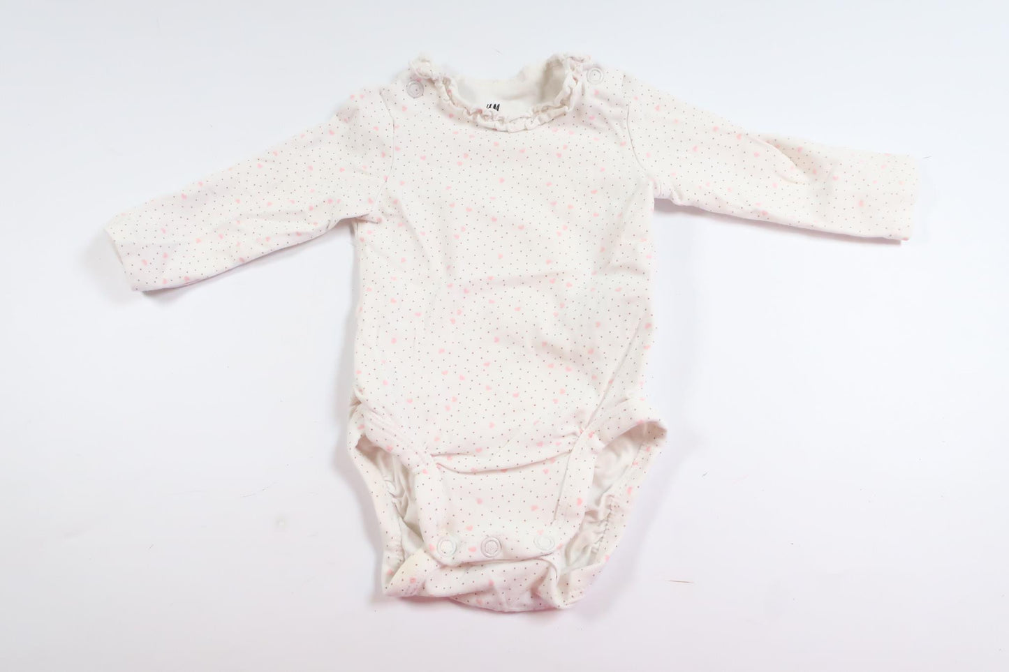 Hvid langærmet bodysuit med hjerter og prikker fra H&M i størrelse 50