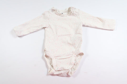 Hvid langærmet bodysuit med hjerter og prikker fra H&M i størrelse 50