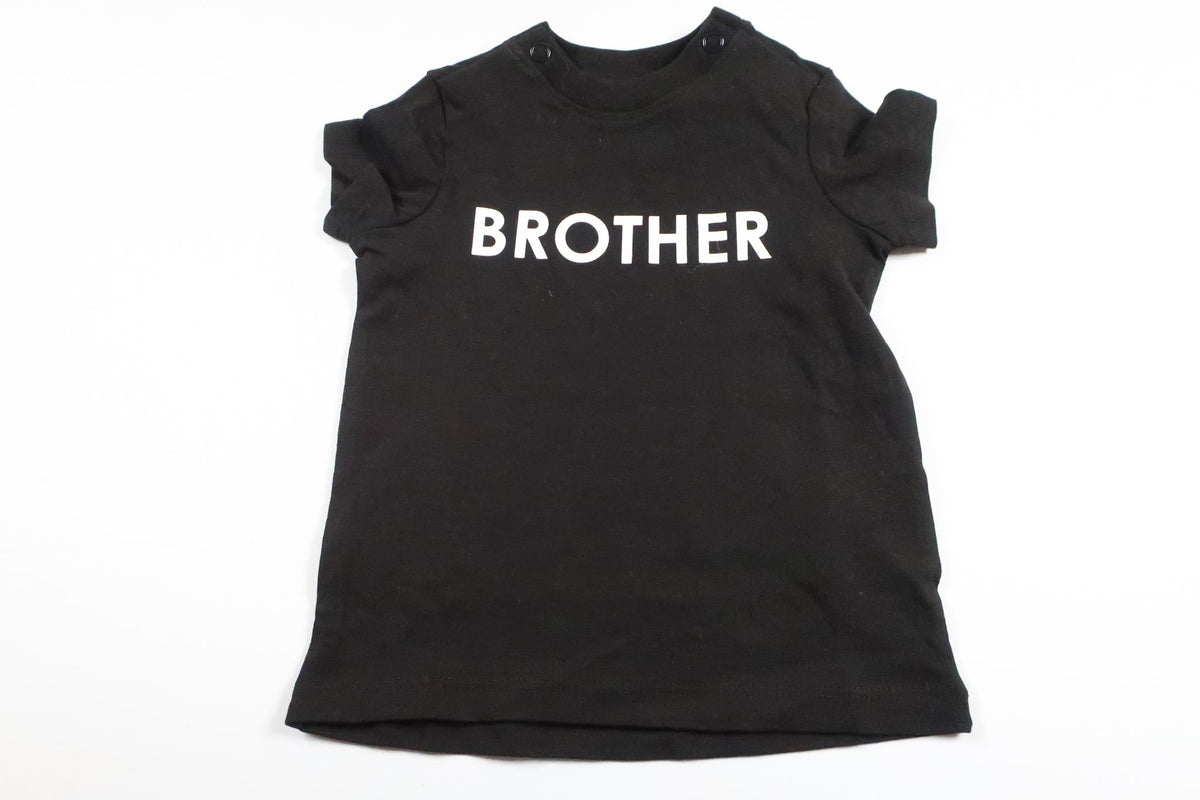 T-shirt "Brother" fra H&M - Størrelse 50/56 - Sort
