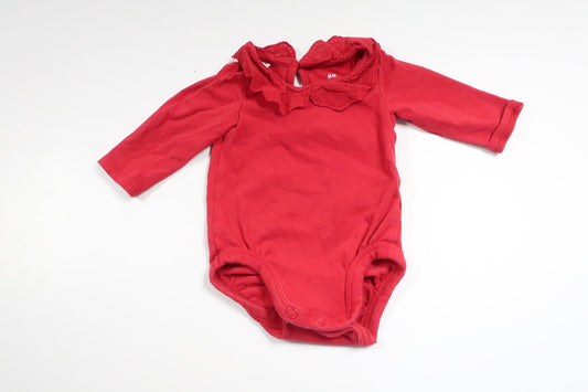 Bodysuit med blondekrave fra H&M - Størrelse 50 - Rød