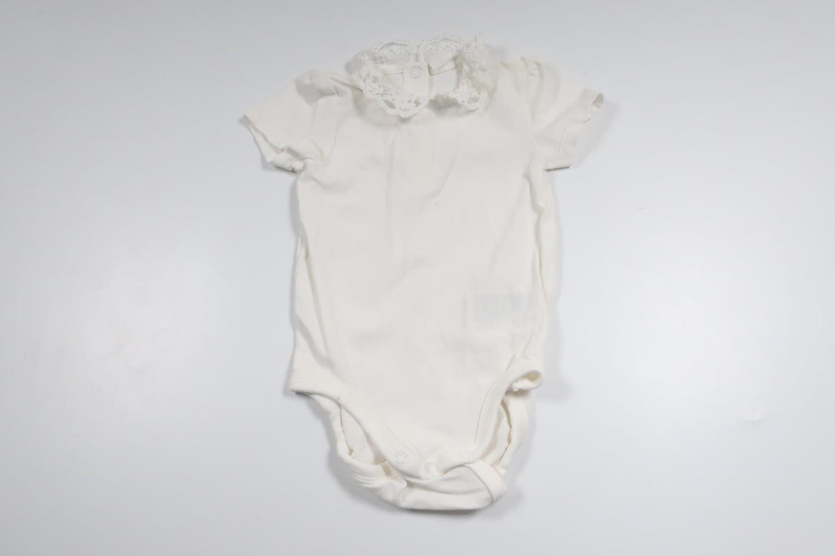 Body med blondekrave fra H&M - Størrelse 68 - Hvid