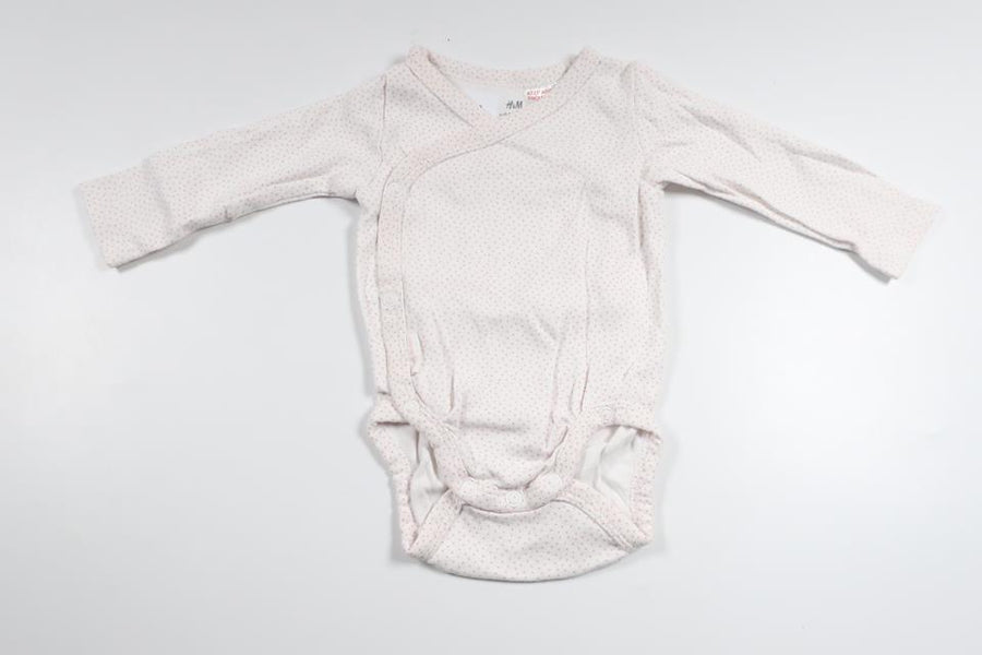 Prikket slå-om-body fra H&M - Størrelse 56 - Hvid