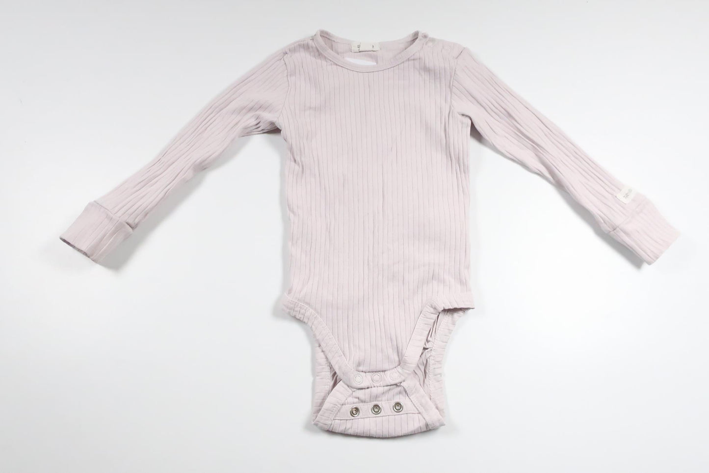 Ribbet bodysuit fra Newbie - Størrelse 80 - Lilla