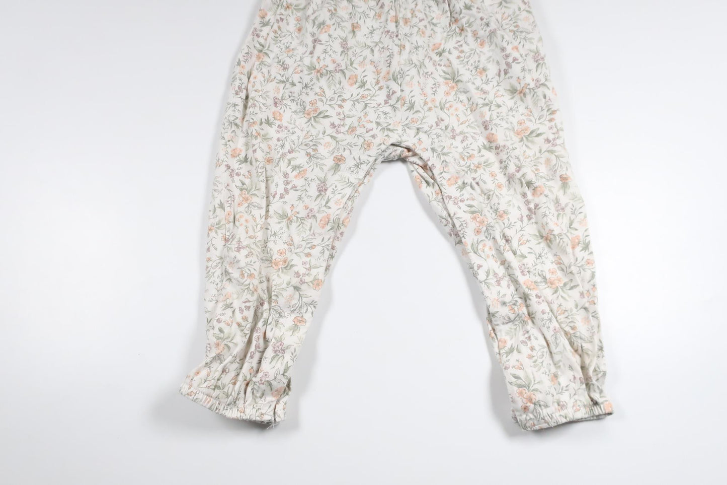 Blomsterjumpsuit fra Newbie - Størrelse 86 - Hvid