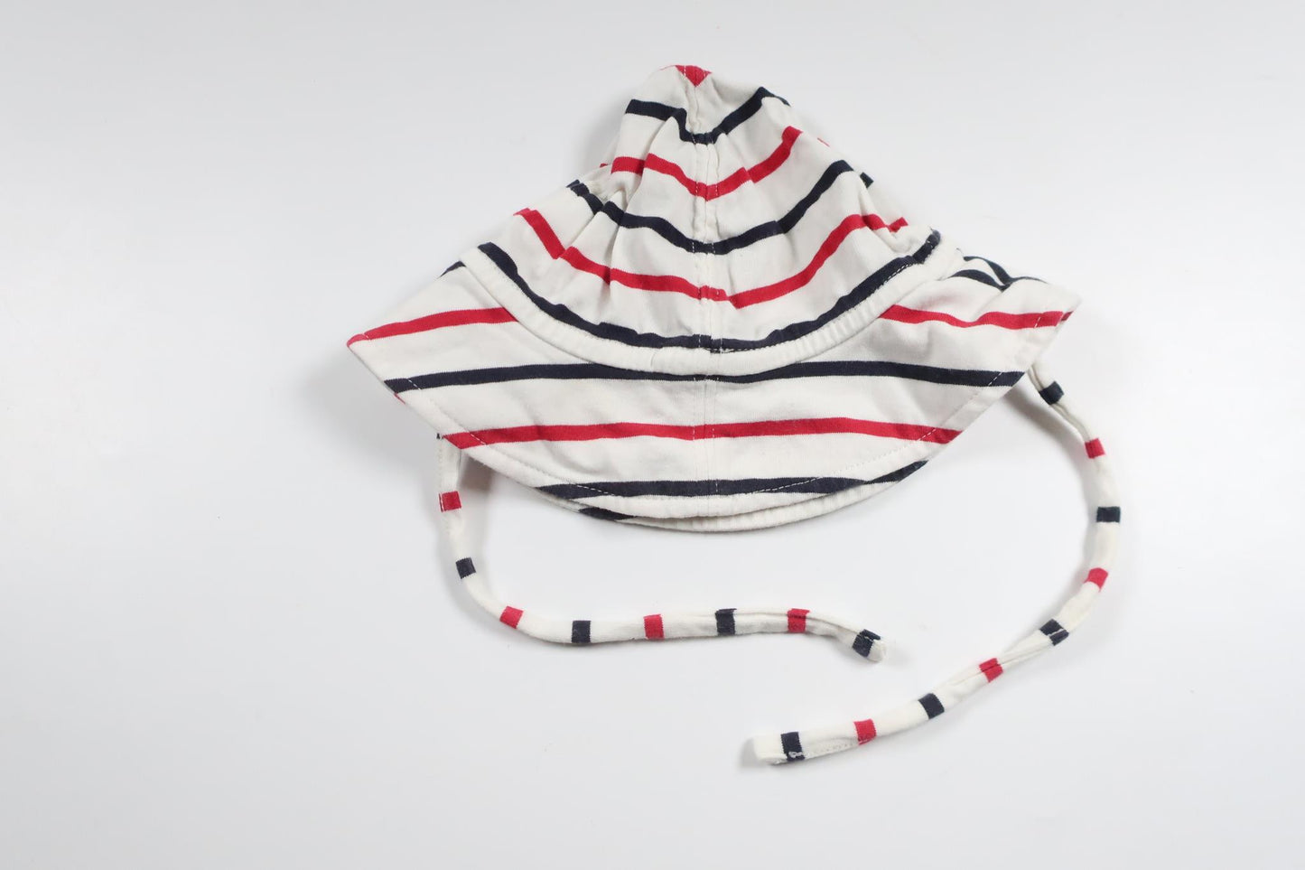 Stribet blød solhat fra Polarn o. Pyret - Størrelse 42 - Hvid