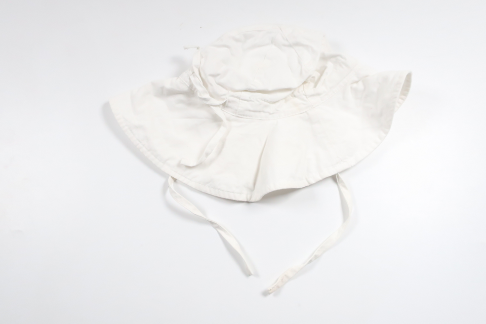 Solhat fra Minimarket - Størrelse 46/48 - Hvid