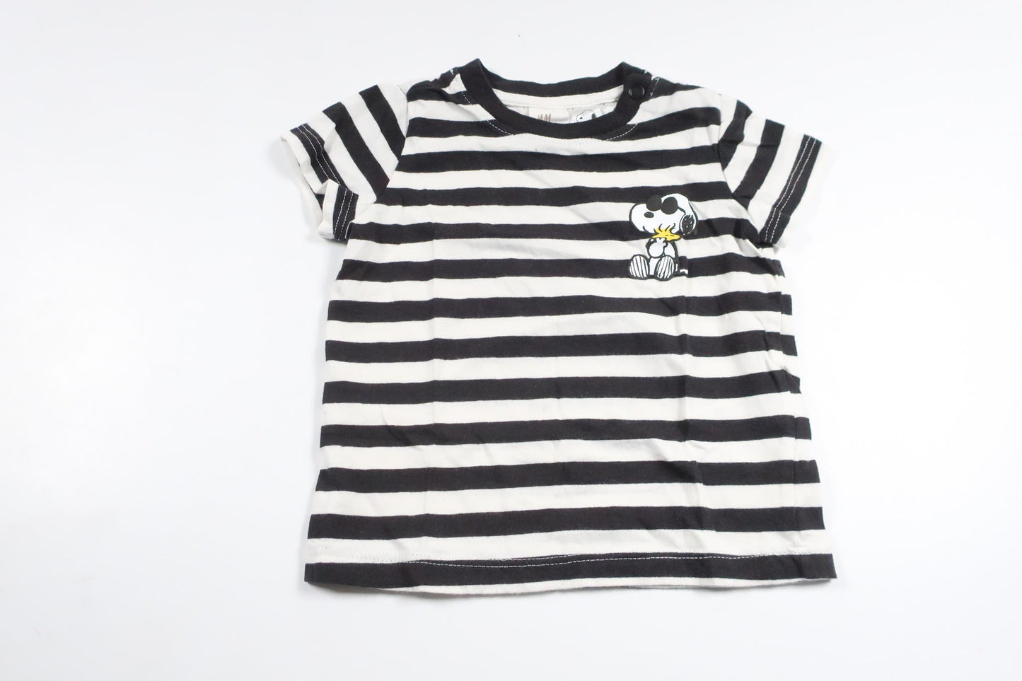 Stribet t-shirt med Snoopy fra H&M - Størrelse 62/68 - Sort
