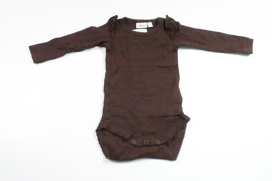 Ribbet bodysuit fra Name It - Størrelse 62 - Brun