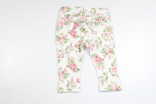 Petite Chérie bukser med blomsterprint og flæser - Størrelse 62 - Hvid