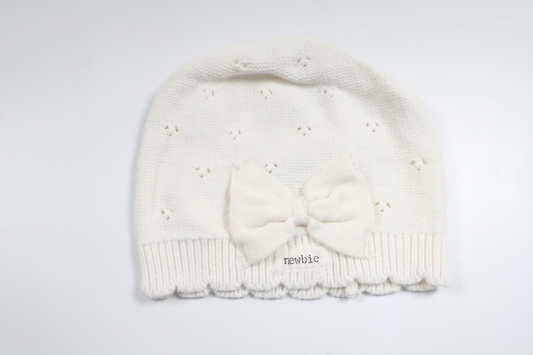 Strikket hue med sløjfe fra Newbie - Størrelse 44/46 - Hvid