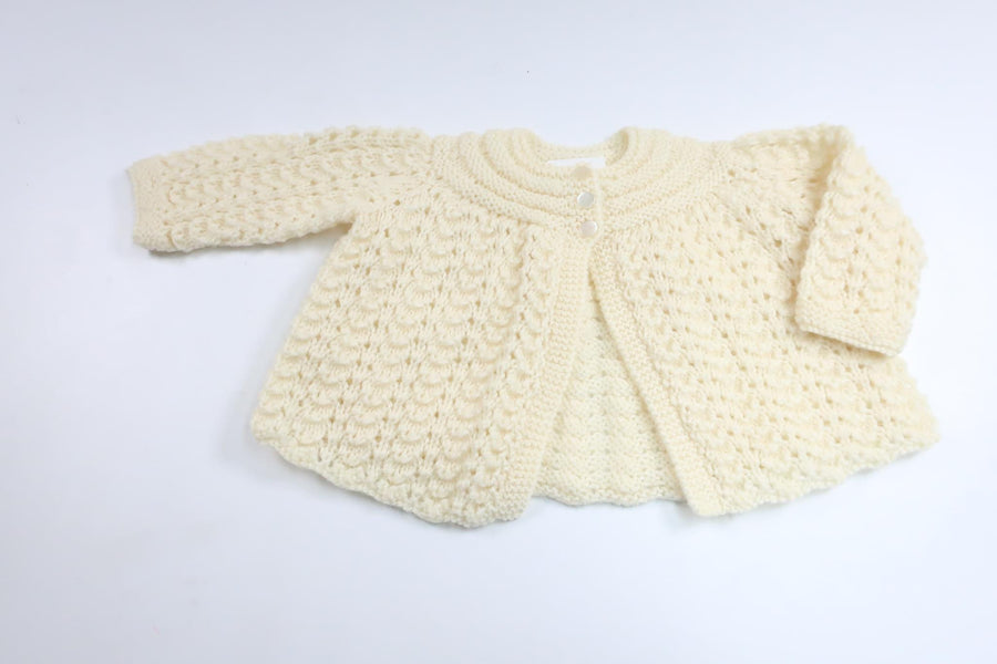 Hjemmestrikket cardigan fra Hemstickat - Størrelse 62/68 - Off-white