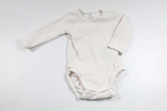 Ribbet bodysuit fra H&M - Størrelse 62 - Hvid